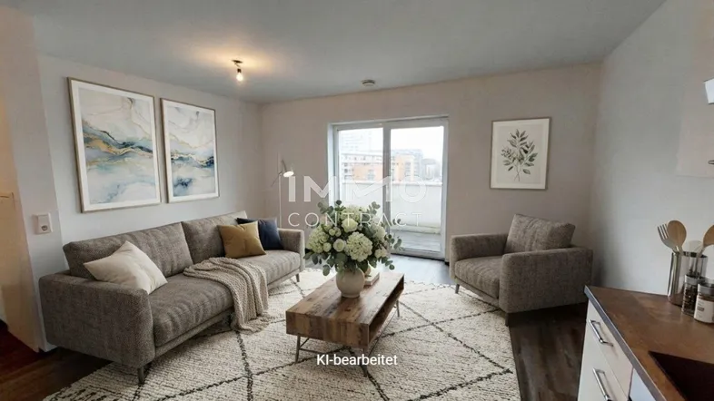 Virtuell inszeniertes Wohnzimmer mit modernem Sofa, Teppich und Zugang zum Balkon.
