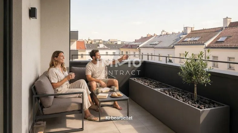 Modern eingerichteter Balkon mit Stadtblick, bequemen Sitzmöbeln und einem großen Pflanzenkübel.