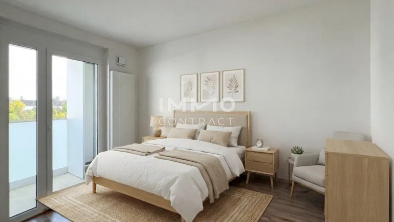 Helles Schlafzimmer mit Holzbett, Parkettboden und direktem Zugang zu einem Balkon.