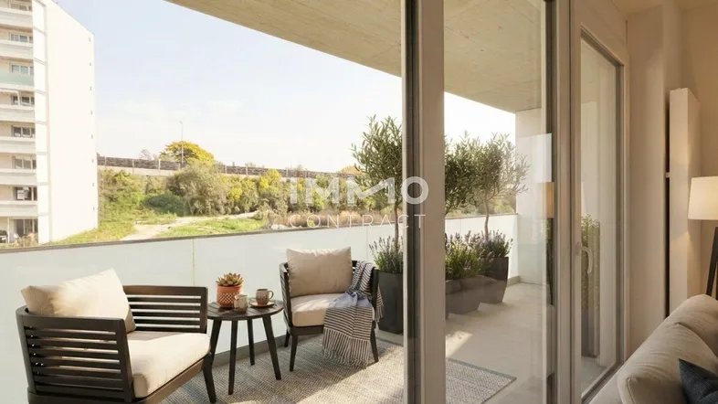 Heller Balkon mit modernen Gartenmöbeln, Topfpflanzen und weitem Blick ins Grüne.