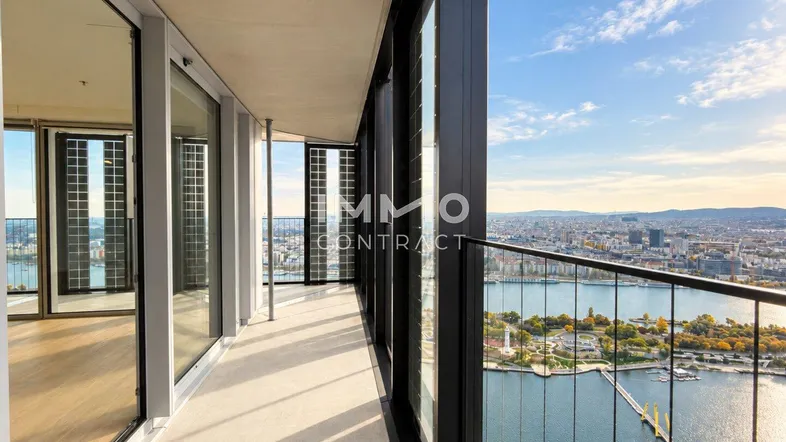 Geräumige Loggia mit atemberaubendem Blick auf die Stadt und den Fluss, ideal zum Entspannen.