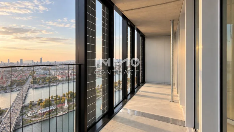 Lange Loggia mit beeindruckendem Stadt- und Flussblick, ideal für entspannte Stunden im Freien.