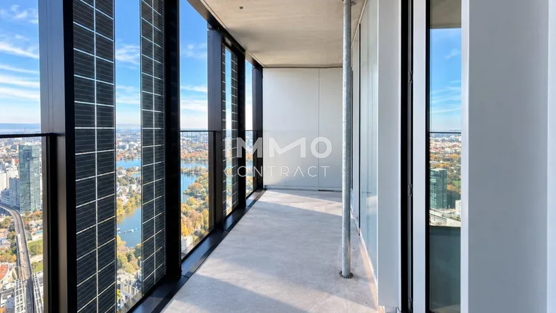 Langer Balkon mit Glasbrüstung und weitem Blick über die Stadt und den See.