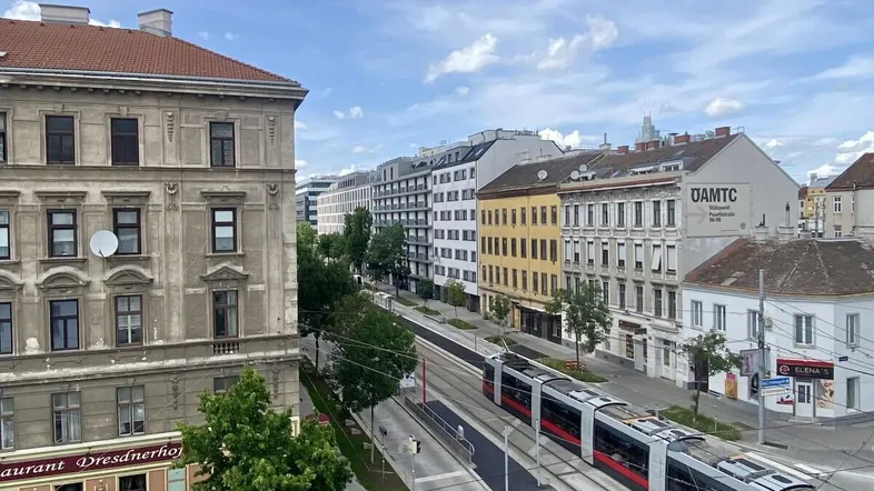 Ausblick auf gediegenes Gasthaus und Straßenbahn 2