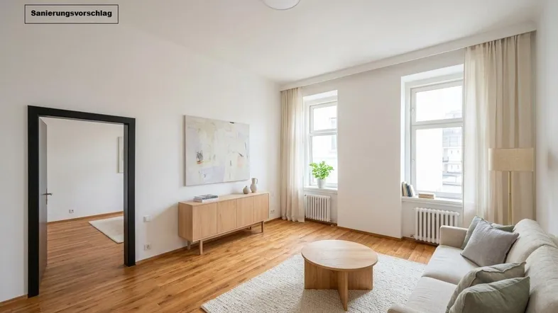 Helles Wohnzimmer mit modernem Mobiliar, Holzboden und großen Fenstern, als Sanierungsvorschlag dargestellt.