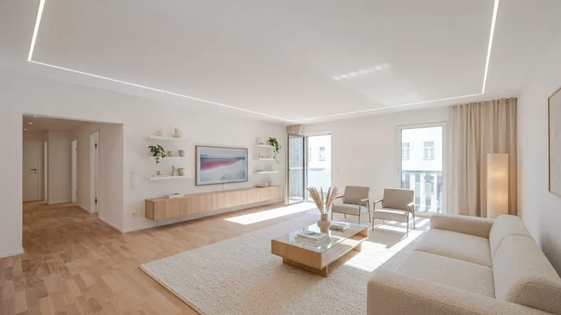 Helles, modern eingerichtetes Wohnzimmer mit Parkettboden, integrierter Deckenbeleuchtung und Zugang zum Balkon.