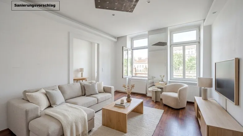 Helles Wohnzimmer mit beigem Sofa, Holzboden und Blick auf die Stadt.