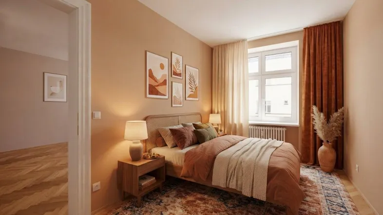 Gemütliches Schlafzimmer mit warmen Farbtönen, Holzboden und dekorativen Bildern an der Wand.