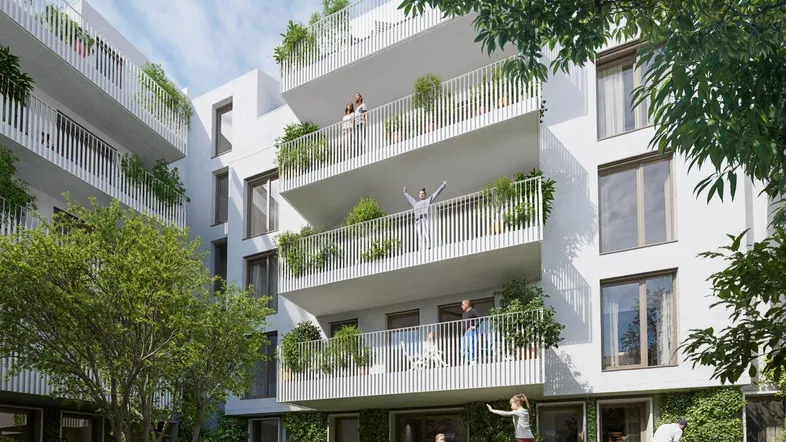 Moderne Wohnanlage mit begrünten Balkonen und Spielplatz im Innenhof für Familien.