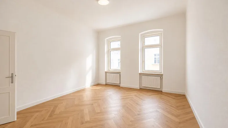Heller Raum mit frisch gestrichenen Wänden und elegantem Fischgrätparkettboden, ideal für Wohnzwecke.