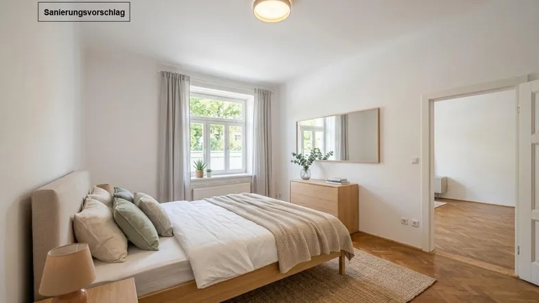 Helles Schlafzimmer mit Holzbett, Parkettboden und Blick ins Grüne, mit Sanierungsvorschlag.