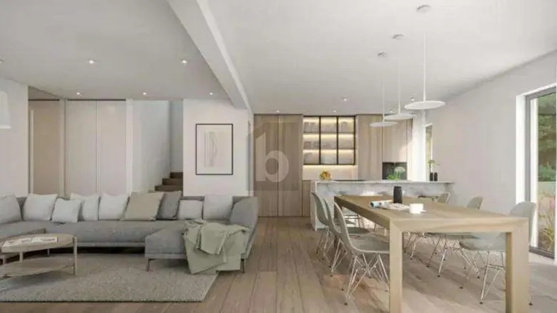 Helles, offenes Wohn- und Esszimmer mit modernem Sofa, Holzboden und integrierter Küche.