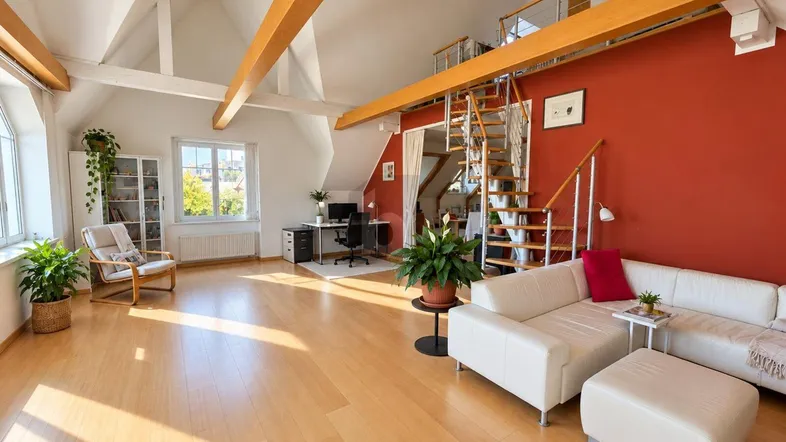 Großzügiges, lichtdurchflutetes Wohnzimmer mit hohen Decken, sichtbaren Holzbalken und Wendeltreppe zu einer Galerie.