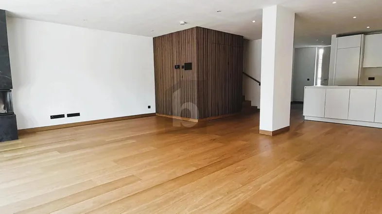 Geräumiger offener Wohn- und Essbereich mit modernem Kamin und hellem Holzfußboden.