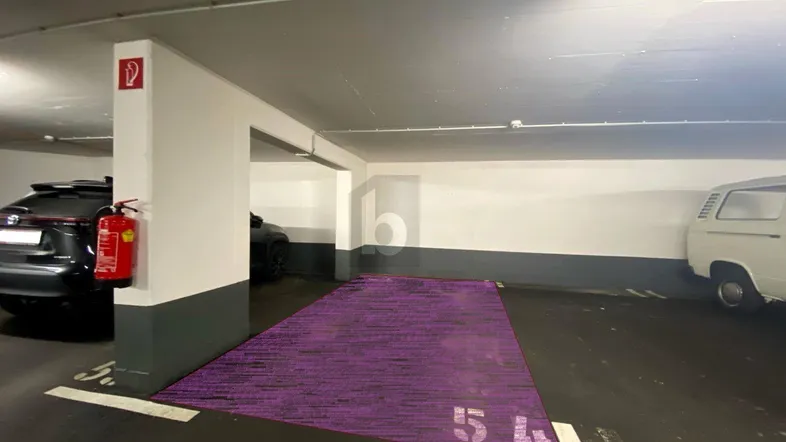 Tiefgaragenstellplatz Nummer 54 in einer gut beleuchteten und gepflegten Tiefgarage.