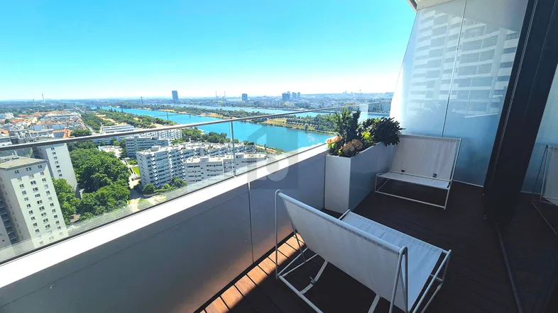 Geräumiger Balkon mit atemberaubendem Panoramablick über die Stadt und den Fluss.