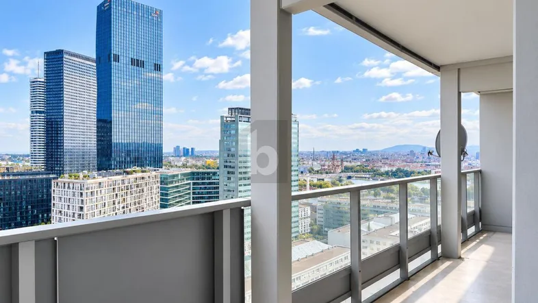 Geräumiger Balkon mit atemberaubendem Blick auf die Stadt und die umliegenden Berge.