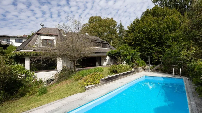 Großzügiges Anwesen mit privatem Pool und umgebender Natur, ideal für Entspannung im Freien.