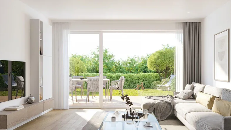 Helles Wohnzimmer mit Holzboden, modernen Möbeln und direktem Zugang zum grünen Garten.