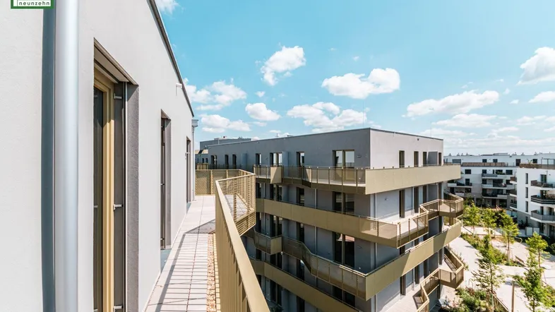 Geräumiger Balkon mit moderner Architektur und weitem Blick über die Umgebung.