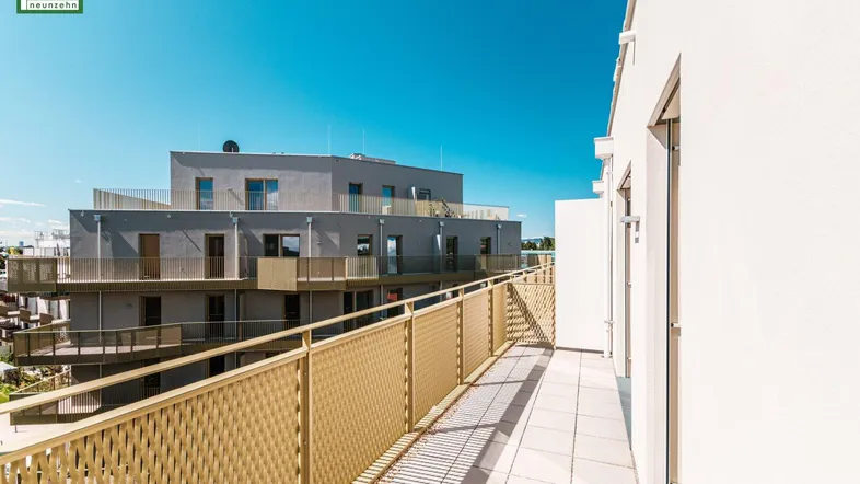 Geräumiger Balkon mit moderner Metallbrüstung und Blick auf die umliegenden Gebäude.