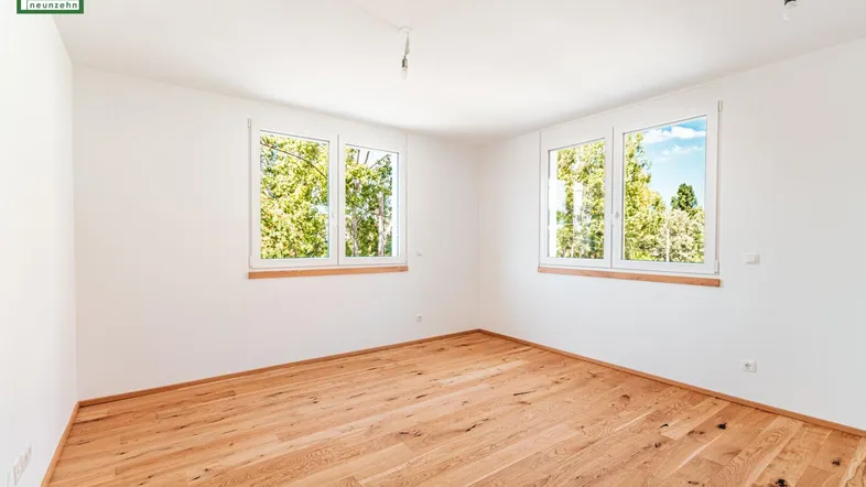 Helles Zimmer mit Holzboden und Blick ins Grüne, ideal als Schlafzimmer oder Büro nutzbar.