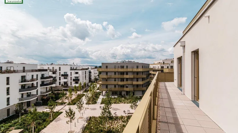 Große Dachterrasse mit Weitblick über die umliegenden Wohngebäude und Grünflächen.