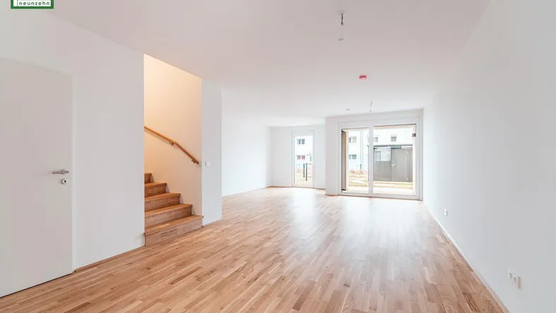 Geräumiger, heller Wohnbereich mit neuem Parkettboden und Zugang zur Terrasse, bereit zur Gestaltung.