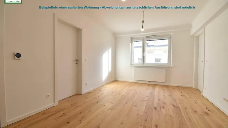 Lichtdurchfluteter Raum mit Holzboden und weißer Tür, bereit für individuelle Gestaltung.