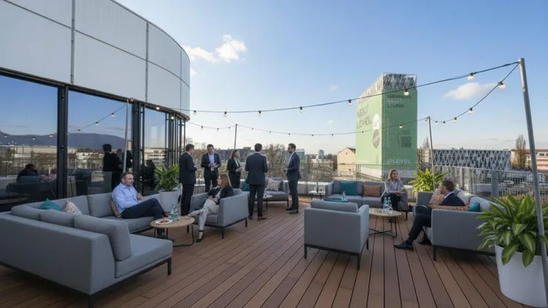 Geräumige Dachterrasse mit modernen Lounge-Möbeln, Lichterketten und weitem Stadtblick, ideal für gesellige Anlässe.