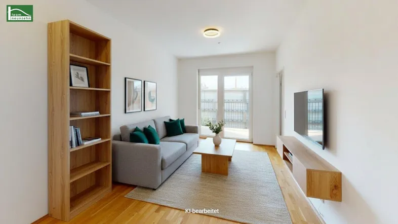 Helles Wohnzimmer mit Parkettboden, modernem Sofa und Zugang zu einem kleinen Balkon.