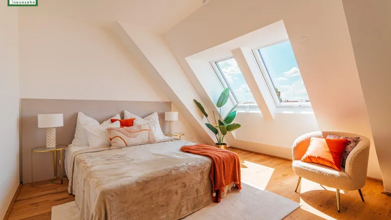 Helles Schlafzimmer im Dachgeschoss mit schrägen Wänden, Dachfenstern und modernem Interieur.