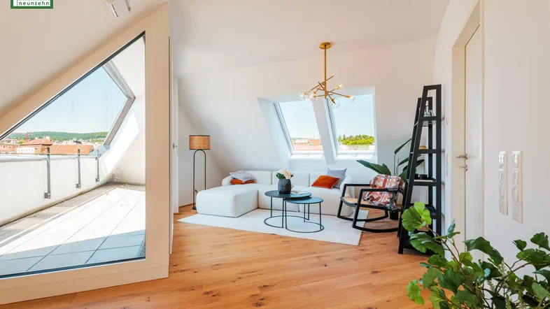Helles Wohnzimmer im Dachgeschoss mit Holzboden, modernen Möbeln und Zugang zur Terrasse.