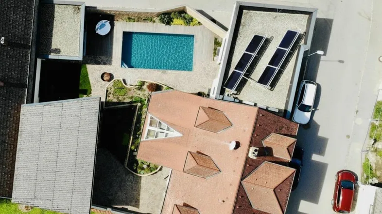 Luftaufnahme des Anwesens mit Pool, Gartenbereich und Solaranlage auf dem Dach.