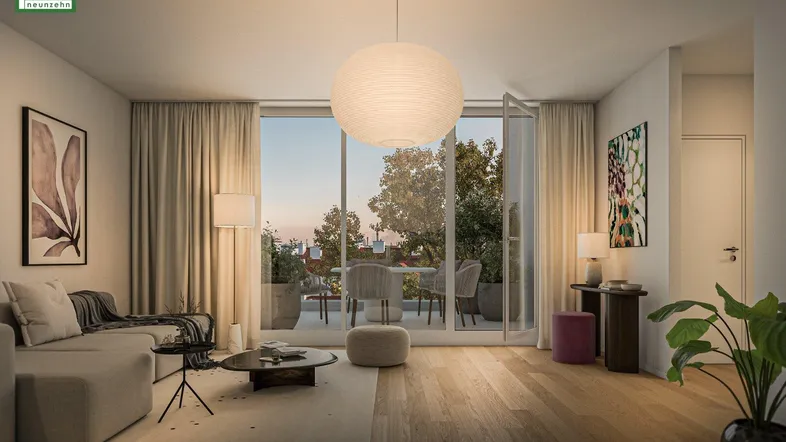 Helles Wohnzimmer mit Holzboden, beigem Sofa und Zugang zu einem möblierten Balkon mit Stadtblick.