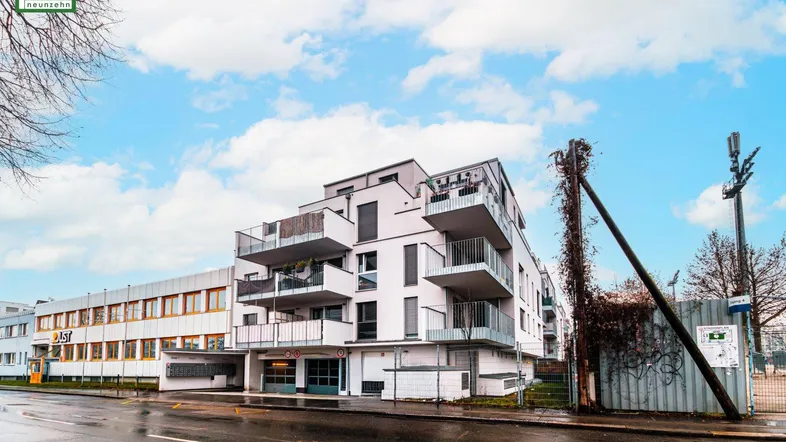 Moderne Wohnanlage mit mehreren Balkonen und zeitgenössischer Architektur an einer Straße gelegen.