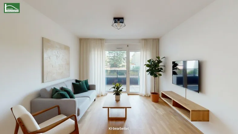 Helles, modern eingerichtetes Wohnzimmer mit Holzboden, großen Fenstern und Zugang zum Balkon.