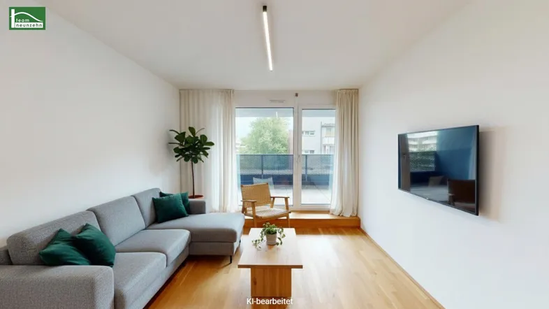 Helles Wohnzimmer mit modernem Sofa, Holzboden und Zugang zu einem Balkon.