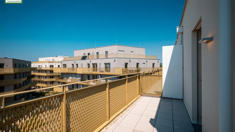 Großer Balkon mit Fliesenboden und modernem Metallgeländer, bietet viel Platz im Freien.