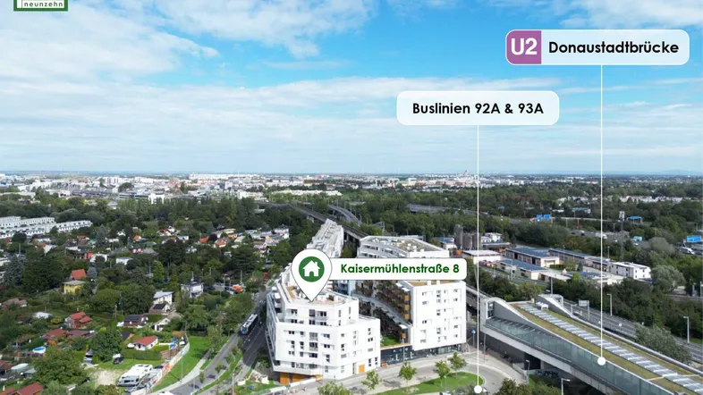 Luftaufnahme des Gebäudes mit Umgebung, Verkehrsanbindung und Adresse in der Stadt.