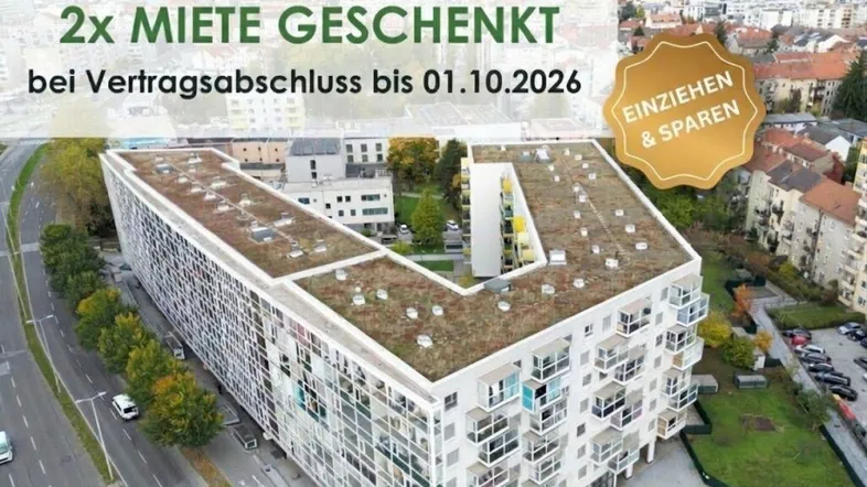 Moderne Wohnanlage mit grünen Dächern und zahlreichen Balkonen, umgeben von Stadt und Bergen.