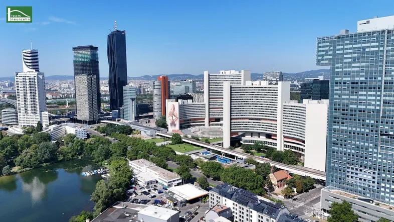 Panoramablick auf die Wiener Skyline mit modernen Hochhäusern und Grünflächen.