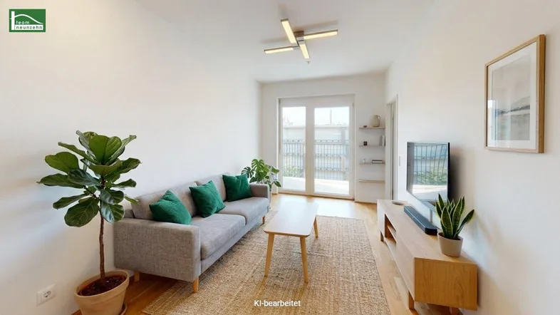 Helles Wohnzimmer mit modernem Sofa, Holzboden und Zugang zu einem Balkon.