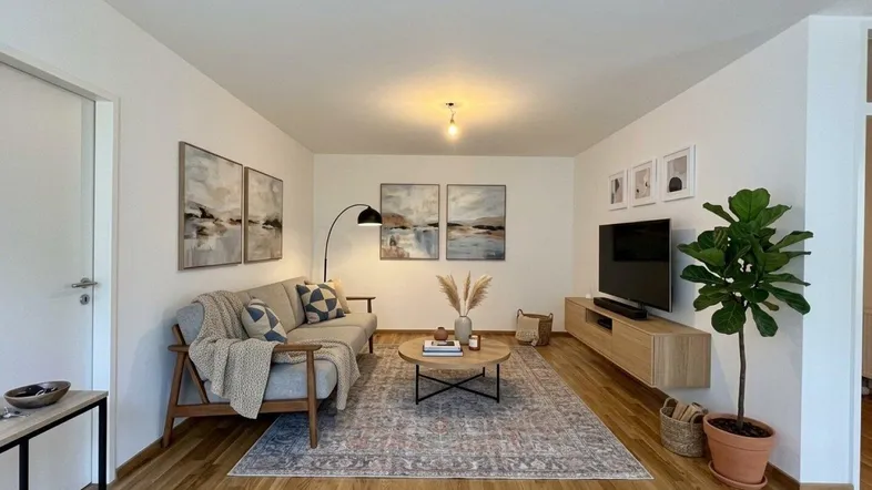 Virtuell inszeniertes Wohnzimmer mit modernem Dekor, Holzboden und viel natürlichem Licht.