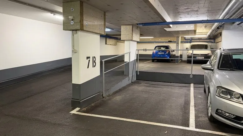Tiefgaragenstellplatz mit Markierung 7B in einer modernen Wohnanlage.