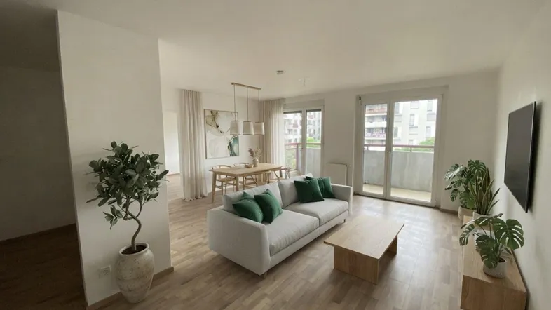 KI-bearbeiteter, heller Wohn- und Essbereich mit modernem Sofa, Holzboden und Zugang zum Balkon.