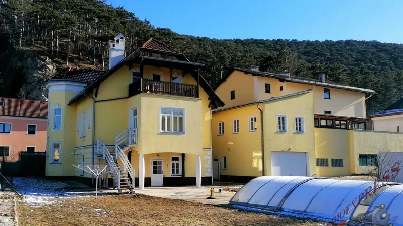Bezirk Baden, Stilvolle, renovierte Jahrhundertwendevilla mit fast 1000m² Garten zu verkaufen.