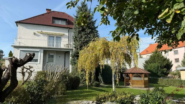 Sehr gut gelegenes Einfamilienhaus in Eisenstadt mit Gartenteich, Pavillon, Laube und Garage sowie Werkstatt - Grundstücksfläche fast 1.000 m²