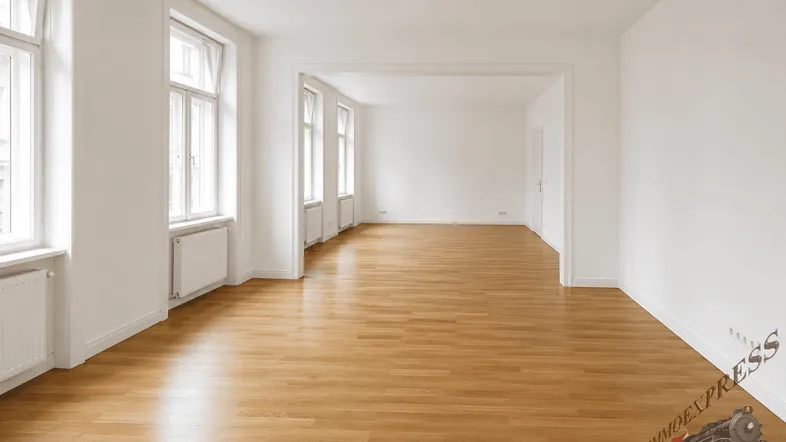 Heller, leerer Wohn- und Essbereich mit Holzboden und hohen Fenstern, bereit zum Einzug.