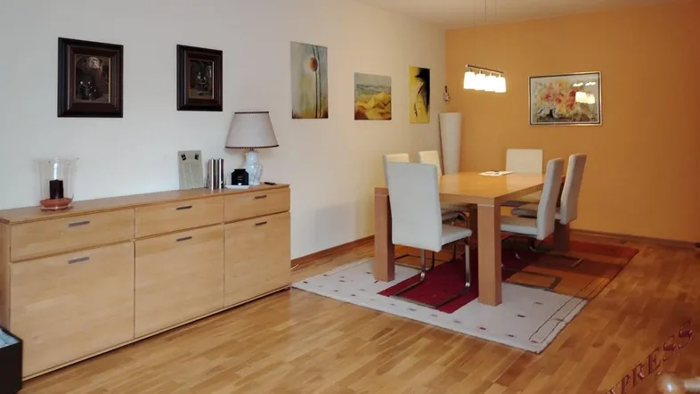 Heller Essbereich mit Holzboden, modernem Esstisch und Sideboard, ideal für gemeinsame Mahlzeiten.